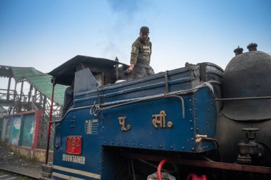 Darjeeling, Batı Bengal, Hindistan-20.08.2023: Oyuncak treninin Buhar makinesinden çıkan sıcak buhar, Motor Şoförü Himalayalar 'da, Ghum İstasyonu' nda yolculuğu kontrol ediyor. Unesco Dünya Mirası.