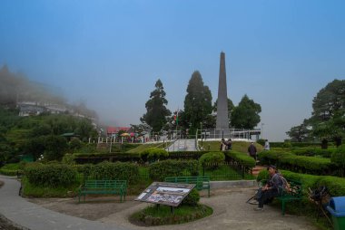 Darjeeling, Batı Bengal, Hindistan-20.08.2023: Hint Ordusu Gorkha askerlerinin anısına Batasia döngüsünün ünlü savaş anıtını ziyaret eden turistler. Unesco dünya mirası bölgesi, Himalaya musonu.