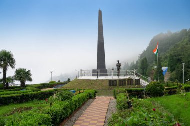 Darjeeling, Batı Bengal, Hindistan-20.08.2023: Popüler turizm merkezi, Batasia döngüsünün ünlü savaş anıtı, Hint Ordusu Gorkha askerlerinin anıtı. Unesco dünya mirası bölgesi, Himalaya musonu.