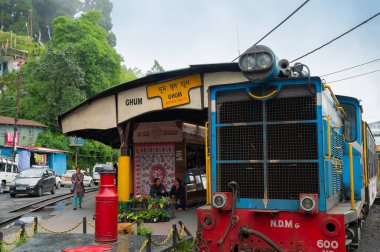 Darjeeling, Batı Bengal, Hindistan-20.08.2023: Himalayalar 'dan geçecek bir Diesel Oyuncak treni, Ghum istasyonunda konuşlandırıldı. Darjeeling Himalaya Demiryolu 'nun Unesco Dünya Mirası.
