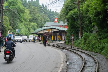 Darjeeling, Batı Bengal, Hindistan-20.08.2023: Dar ölçü hattı, Oyuncak trenleri için Ghum İstasyonu 'ndaki Himalayalar' dan geçecek tren yolu. Darjeeling Himalaya Demiryolu 'nun Unesco Dünya Mirası.