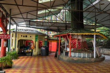 Darjeeling, Batı Bengal, Hindistan-11.08.2023: Mahakal Tapınağı veya Mahakal Mandir, Hindu tapınağı Shiva 'ya adanmıştır ve Hindu ve Budist dinlerinin barış içinde bir karışımıdır..