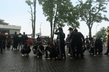 Darjeeling, Batı Bengal, Hindistan -11.08.2023: Okul öğrencisi 15 Ağustos 2023 'te Bağımsızlık Günü kutlamaları için Darjeeling Alışveriş Merkezi' nde yürüyüş için hazırlanıyor, askeri eğitim.