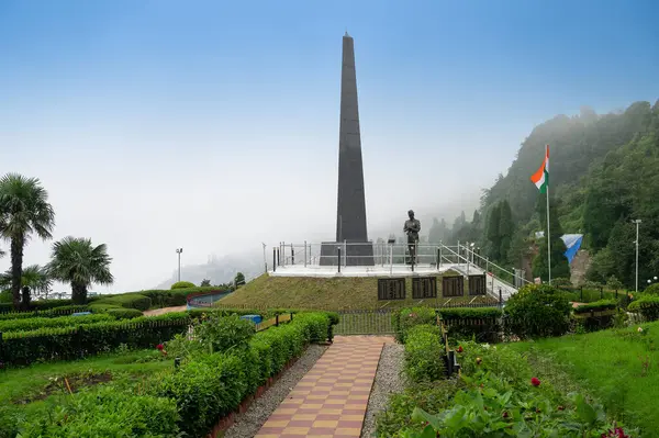 Darjeeling, Batı Bengal, Hindistan-20.08.2023: Popüler turizm merkezi, Batasia döngüsünün ünlü savaş anıtı, Hint Ordusu Gorkha askerlerinin anıtı. Unesco dünya mirası bölgesi, Himalaya musonu.