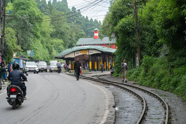 Darjeeling, Batı Bengal, Hindistan-20.08.2023: Dar ölçü hattı, Oyuncak trenleri için Ghum İstasyonu 'ndaki Himalayalar' dan geçecek tren yolu. Darjeeling Himalaya Demiryolu 'nun Unesco Dünya Mirası.