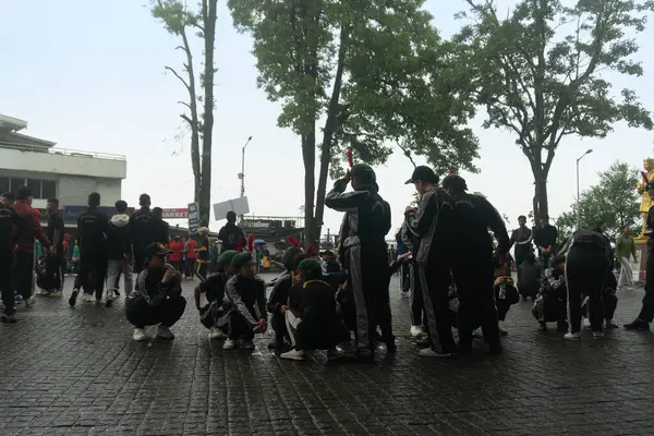 Darjeeling, Batı Bengal, Hindistan -11.08.2023: Okul öğrencisi 15 Ağustos 2023 'te Bağımsızlık Günü kutlamaları için Darjeeling Alışveriş Merkezi' nde yürüyüş için hazırlanıyor, askeri eğitim.