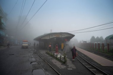Darjeeling, Batı Bengal, Hindistan-21.08.2023: Hindistan 'ın en yüksek demiryolu istasyonu olan Ghum Tren İstasyonu üzerindeki sis ve sis, UNESCO Dünya Mirası Bölgesi olan Darjeeling Himalaya Demiryolu' nun (DHR) bir parçasıdır..