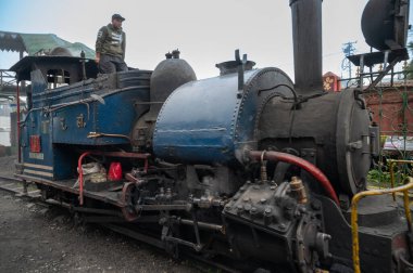Darjeeling, Batı Bengal, Hindistan-21.08.2023: Buhar motoru Oyuncak treni Ghum istasyonunda Himalayalar 'a yolculuk için hazırlanıyor. Darjeeling Himalaya Demiryolu 'nun Unesco Dünya Mirası.