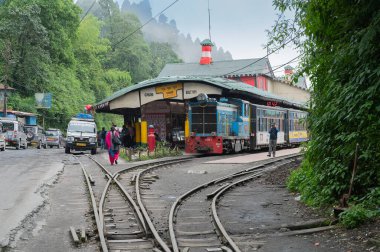 Darjeeling, Batı Bengal, Hindistan-20.08.2023: Dar ölçü hattı, Oyuncak trenleri için Ghum İstasyonu 'ndaki Himalayalar' dan geçecek tren yolu. Darjeeling Himalaya Demiryolu 'nun Unesco Dünya Mirası.
