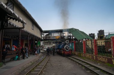 Darjeeling, Batı Bengal, Hindistan-20.08.2023: Oyuncak treninin Buhar makinesinden çıkan sıcak buhar, Ghum İstasyonu 'ndaki Himalayalar' a yolculuk için hazırlanıyor. Unesco Dünya Mirası.