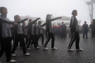 Darjeeling, Batı Bengal, Hindistan -11.08.2023: Bağımsızlık Günü hazırlığı 15 Ağustos 2023. Askeri eğitim için Darjeeling Alışveriş Merkezi 'nin önünden geçen öğrenciler. Sisli bir sabah.