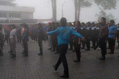Darjeeling, Batı Bengal, Hindistan -11.08.2023: 15 Ağustos 2023 'te Bağımsızlık Günü kutlamaları için Darjeeling Alışveriş Merkezi' nde yürüyüş yapan öğrenciler, askeri eğitim. Sisli bir sabah.