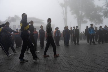 Darjeeling, Batı Bengal, Hindistan -11.08.2023: 15 Ağustos 2023 'te Bağımsızlık Günü kutlamaları için Darjeeling Alışveriş Merkezi' nde yürüyüş yapan öğrenciler, askeri eğitim. Sisli bir sabah.