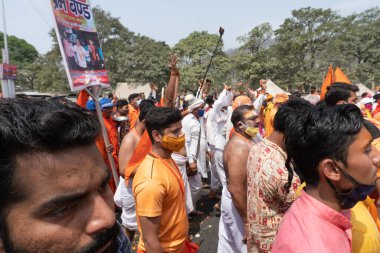 Haridwar, Uttarakhand, Hindistan - 16 Nisan 2021: Hindu rahipler, sadhus, safran elbiseli sanyasiler Ganj Nehri 'ndeki Shahi snaan için geçit töreni yapıyorlar. Maha Kumbhmela etkinliği, Hinduizm.