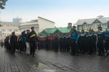 Darjeeling, Batı Bengal, Hindistan -11.08.2023: Bağımsızlık Günü hazırlığı 15 Ağustos 2023. Askeri eğitim için Darjeeling Alışveriş Merkezi 'nin önünden geçen öğrenciler. Sisli bir sabah.