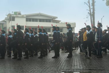 Darjeeling, Batı Bengal, Hindistan-11.08.2023: Sabah askeri eğitim. 15 Ağustos 2023 'teki Bağımsızlık Günü kutlamaları için Darjeeling Alışveriş Merkezi' nin önünden geçen öğrenciler.,