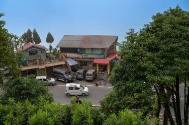 Darjeeling, Batı Bengal, Hindistan - 20.08.2023: Hint ordusunun Gorkha askerlerinin anısına yapılan savaş anıtından Darjeeling 'in sokak manzarası. Görüntü Himalaya musonu sırasında çekildi.