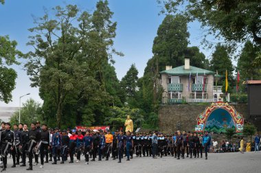 Darjeeling, Batı Bengal, Hindistan-11.08.2023: Sabah askeri eğitim. Öğrenciler, Bağımsızlık Günü kutlamaları için Darjeeling Alışveriş Merkezi 'nin önünden geçmeye hazırlanıyorlar..