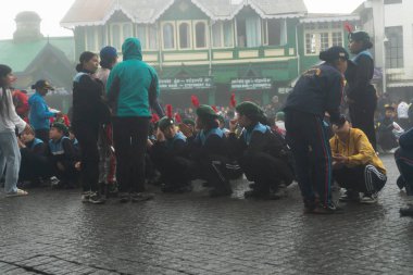 Darjeeling, Batı Bengal, Hindistan -11.08.2023: Bağımsızlık Günü hazırlığı 15 Ağustos 2023. Askeri eğitim için Darjeeling Alışveriş Merkezi 'nin önünden geçen öğrenciler. Sisli bir sabah.