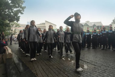 Darjeeling, Batı Bengal, Hindistan-11.08.2023: Sisli sabahta askeri eğitim. 15 Ağustos 2023 'teki Bağımsızlık Günü kutlamaları için Darjeeling Alışveriş Merkezi' nin önünden geçen öğrenciler.,