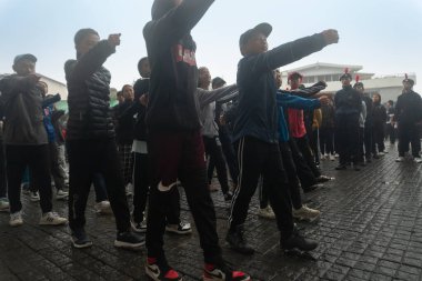 Darjeeling, Batı Bengal, Hindistan-11.08.2023: Sabah askeri eğitim. 15 Ağustos 2023 'teki Bağımsızlık Günü kutlamaları için Darjeeling Alışveriş Merkezi' nin önünden geçen öğrenciler.,