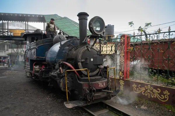 Darjeeling, Batı Bengal, Hindistan-20.08.2023: Oyuncak treninin Buhar makinesinden çıkan sıcak buhar, Ghum İstasyonu 'ndaki Himalayalar' a yolculuk için hazırlanıyor. Unesco Dünya Mirası.