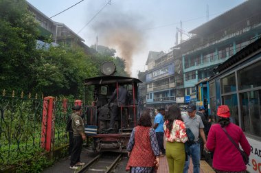 Darjeeling, Batı Bengal, Hindistan-20.08.2023: Oyuncak treninin Buhar makinesinden çıkan sıcak buhar, Ghum İstasyonu 'ndaki Himalayalar' a yolculuk için hazırlanıyor. Unesco Dünya Mirası.