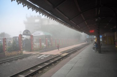 Darjeeling, Batı Bengal, Hindistan-21.08.2023: Hindistan 'ın en yüksek demiryolu istasyonu olan Ghum Tren İstasyonu üzerindeki sis ve sis, UNESCO Dünya Mirası Bölgesi olan Darjeeling Himalaya Demiryolu' nun (DHR) bir parçasıdır..