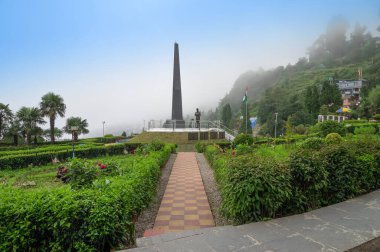 Darjeeling, Batı Bengal, Hindistan-20.08.2023: Popüler turizm merkezi, Batasia döngüsünün ünlü savaş anıtı, Hint Ordusu Gorkha askerlerinin anıtı. Unesco dünya mirası bölgesi, Himalaya musonu.