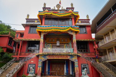 Darjeeling, Batı Bengal, Hindistan - 20.08.2023: Ghum Canavarlığının güzel dış görünüşü. Görüntü izinle alındı. Buddist Manastırı dışında huzurlu, sakin ve dindar bir ortam..