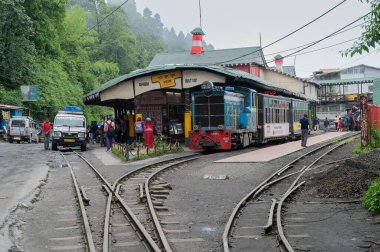 Darjeeling, Batı Bengal, Hindistan-20.08.2023: Dar ölçü hattı, Oyuncak trenleri için Ghum İstasyonu 'ndaki Himalayalar' dan geçecek tren yolu. Darjeeling Himalaya Demiryolu 'nun Unesco Dünya Mirası.