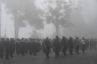 Darjeeling, Batı Bengal, Hindistan -11.08.2023: Bağımsızlık Günü hazırlığı 15 Ağustos 2023. Askeri eğitim için Darjeeling Alışveriş Merkezi 'nin önünden geçen öğrenciler. Sisli bir sabah.