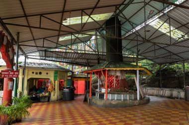 Darjeeling, Batı Bengal, Hindistan-11.08.2023: Mahakal Tapınağı veya Mahakal Mandir, Hindu tapınağı Shiva 'ya adanmıştır ve Hindu ve Budist dinlerinin barış içinde bir karışımıdır..