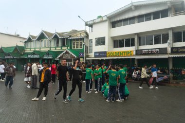 Darjeeling, Batı Bengal, Hindistan -11.08.2023: Okul öğrencisi 15 Ağustos 2023 'te Bağımsızlık Günü kutlamaları için Darjeeling Alışveriş Merkezi' nde yürüyüş için hazırlanıyor, askeri eğitim.