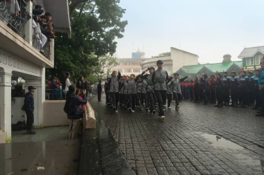 Darjeeling, Batı Bengal, Hindistan-11.08.2023: Sisli sabahta askeri eğitim. 15 Ağustos 2023 'teki Bağımsızlık Günü kutlamaları için Darjeeling Alışveriş Merkezi' nin önünden geçen öğrenciler.,