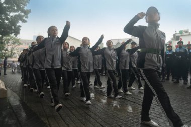 Darjeeling, Batı Bengal, Hindistan-11.08.2023: Sabah askeri eğitim. 15 Ağustos 2023 'teki Bağımsızlık Günü kutlamaları için Darjeeling Alışveriş Merkezi' nin önünden geçen öğrenciler.,