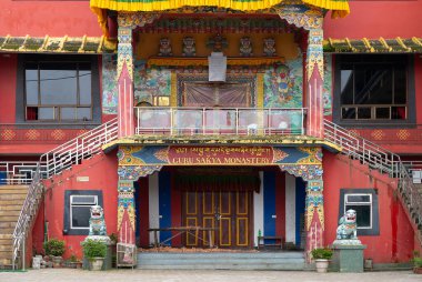 Darjeeling, Batı Bengal, Hindistan - 20.08.2023: Ghum Canavarlığının güzel dış görünüşü. Görüntü izinle alındı. Buddist Manastırı dışında huzurlu, sakin ve dindar bir ortam..