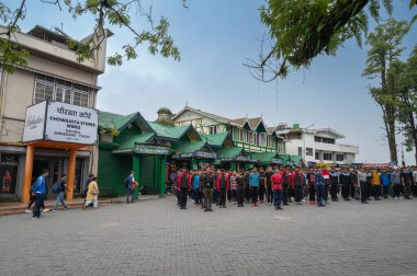 Darjeeling, Batı Bengal, Hindistan-11.08.2023: Sabah askeri eğitim. Öğrenciler, Bağımsızlık Günü kutlamaları için Darjeeling Alışveriş Merkezi 'nin önünden geçmeye hazırlanıyorlar..