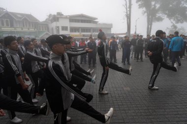 Darjeeling, Batı Bengal, Hindistan -11.08.2023: 15 Ağustos 2023 'te Bağımsızlık Günü kutlamaları için Darjeeling Alışveriş Merkezi' nde yürüyüş yapan öğrenciler, askeri eğitim. Sisli bir sabah.