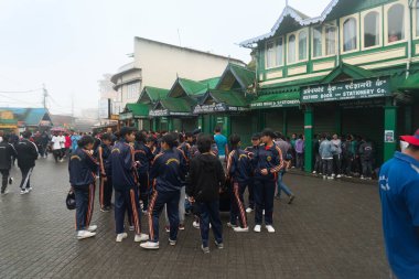 Darjeeling, Batı Bengal, Hindistan -11.08.2023: Okul öğrencisi 15 Ağustos 2023 'te Bağımsızlık Günü kutlamaları için Darjeeling Alışveriş Merkezi' nde yürüyüş için hazırlanıyor, askeri eğitim.