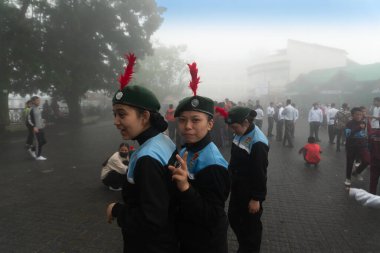Darjeeling, Batı Bengal, Hindistan-11.08.2023: Sabah Kız Askeri Eğitimi. Öğrenciler, Bağımsızlık Günü kutlamaları için Darjeeling Alışveriş Merkezi 'nin önünden geçmeye hazırlanıyorlar..