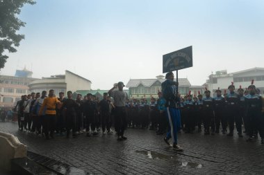 Darjeeling, Batı Bengal, Hindistan-11.08.2023: Sabah askeri eğitim. 15 Ağustos 2023 'teki Bağımsızlık Günü kutlamaları için Darjeeling Alışveriş Merkezi' nin önünden geçen öğrenciler.,