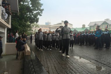 Darjeeling, Batı Bengal, Hindistan -11.08.2023: 15 Ağustos 2023 'te Bağımsızlık Günü kutlamaları için Darjeeling Alışveriş Merkezi' nde yürüyüş yapan öğrenciler, askeri eğitim. Sisli bir sabah.