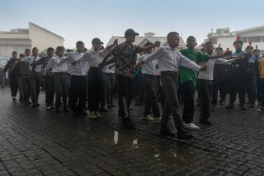 Darjeeling, Batı Bengal, Hindistan -11.08.2023: 15 Ağustos 2023 'te Bağımsızlık Günü kutlamaları için Darjeeling Alışveriş Merkezi' nde yürüyüş yapan öğrenciler, askeri eğitim. Sisli bir sabah.