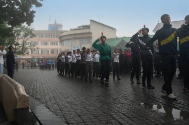 Darjeeling, Batı Bengal, Hindistan-11.08.2023: Sabah askeri eğitim. 15 Ağustos 2023 'teki Bağımsızlık Günü kutlamaları için Darjeeling Alışveriş Merkezi' nin önünden geçen öğrenciler.,