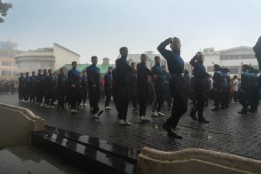 Darjeeling, Batı Bengal, Hindistan -11.08.2023: 15 Ağustos 2023 'te Bağımsızlık Günü kutlamaları için Darjeeling Alışveriş Merkezi' nde yürüyüş yapan öğrenciler, askeri eğitim. Sisli bir sabah.