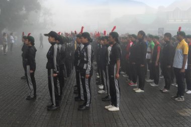 Darjeeling, Batı Bengal, Hindistan -11.08.2023: 15 Ağustos 2023 'te Bağımsızlık Günü kutlamaları için Darjeeling Alışveriş Merkezi' nde yürüyüş yapan öğrenciler, askeri eğitim. Sisli bir sabah.