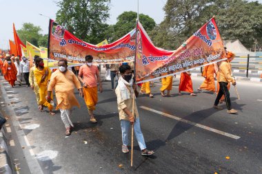 Haridwar, Uttarakhand, Hindistan - 16 Nisan 2021: Maha Kumbhmela etkinliği. Sadhus, parlak safran bayraklı sanyasiler Ganj Nehri 'ndeki shahi snaan için geçit töreni düzenlenmişti. Hindu etkinliği.