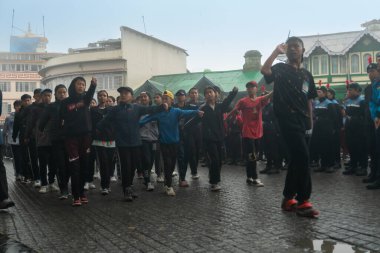 Darjeeling, Batı Bengal, Hindistan-11.08.2023: Sabah askeri eğitim. 15 Ağustos 2023 'teki Bağımsızlık Günü kutlamaları için Darjeeling Alışveriş Merkezi' nin önünden geçen öğrenciler.,
