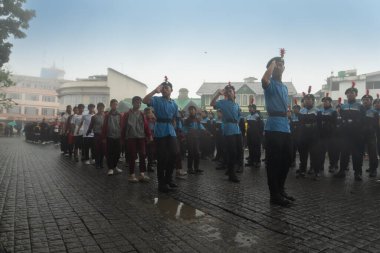 Darjeeling, Batı Bengal, Hindistan -11.08.2023: 15 Ağustos 2023 'te Bağımsızlık Günü kutlamaları için Darjeeling Alışveriş Merkezi' nde yürüyüş yapan öğrenciler, askeri eğitim. Sisli bir sabah.